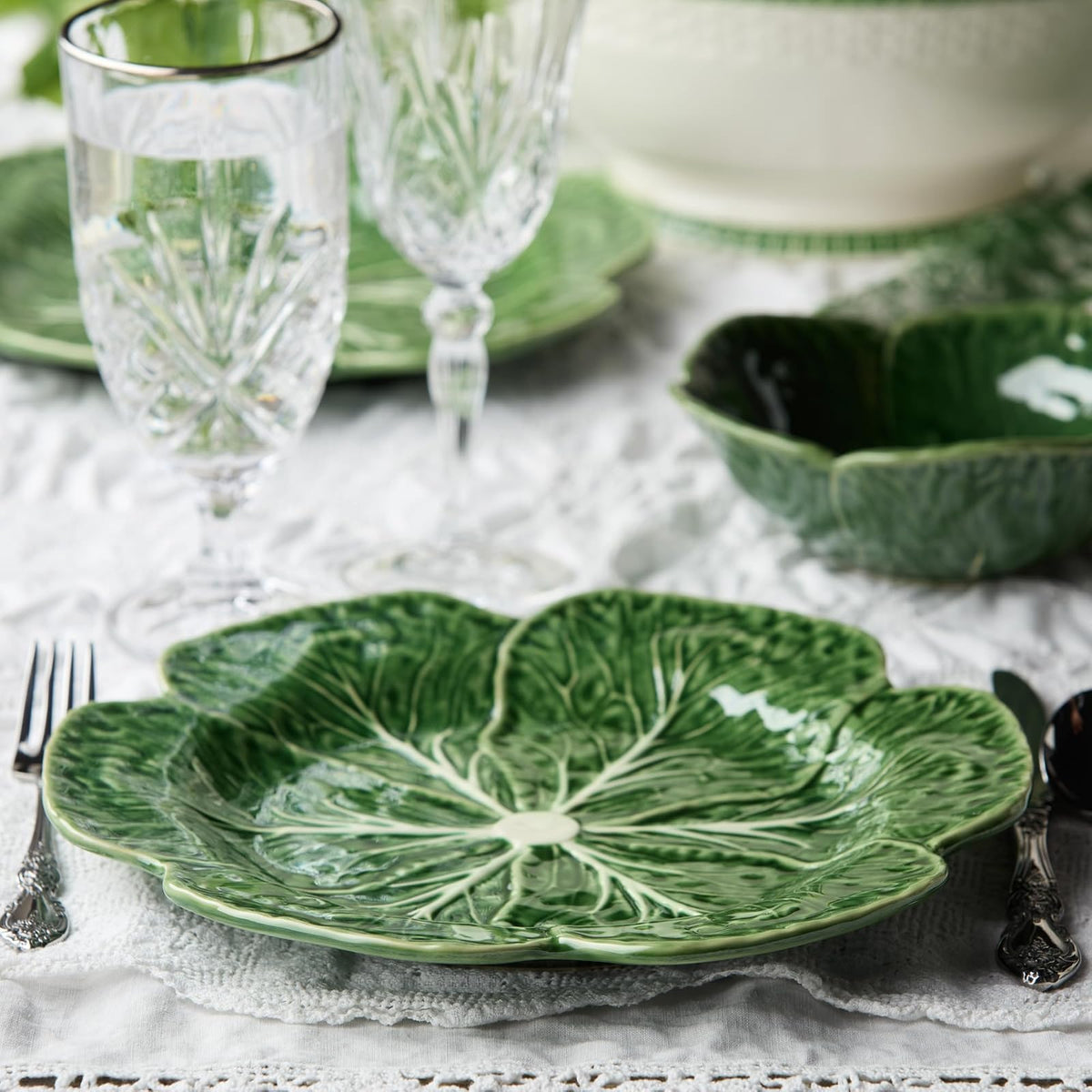 Le Jardin - Juego de 4 platos 3D de col de 11 pulgadas - Plato de hoja de gres verde esculpido - Vajilla inspirada en el jardín de temporada para comidas y entretenimiento de primavera y verano