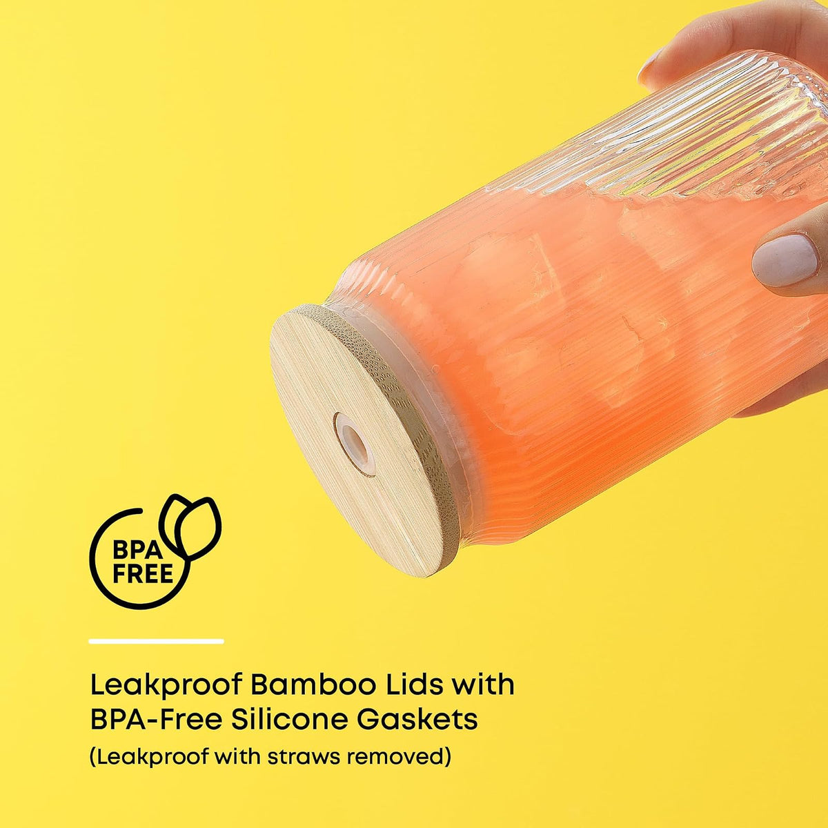 JoyJolt - Vasos de vidrio estriados con tapas de bambú y popotes de vidrio, juego de 4 vasos acanalados con forma de lata de 16 onzas con tapas y popotes, tazas de café helado, vasos de cóctel/cerveza