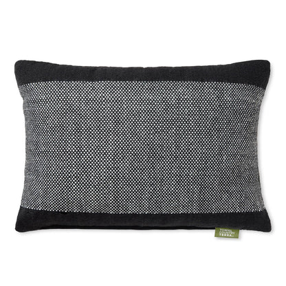 TOWN & COUNTRY TERRA - Almohada Decorativa para Interiores y Exteriores, 14 x 20 Pulgadas, Negro/Marfil
