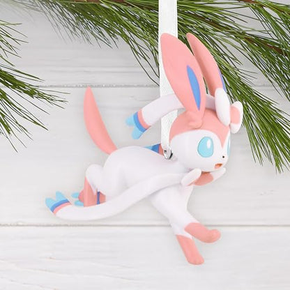 Hallmark - Adornos de Navidad de Pokémon Sylveon, Regalos para Jugadores | Construcción de plástico duradero, accesorio de suspensión para exhibición, artículo individual, 1 x 3 pulgadas