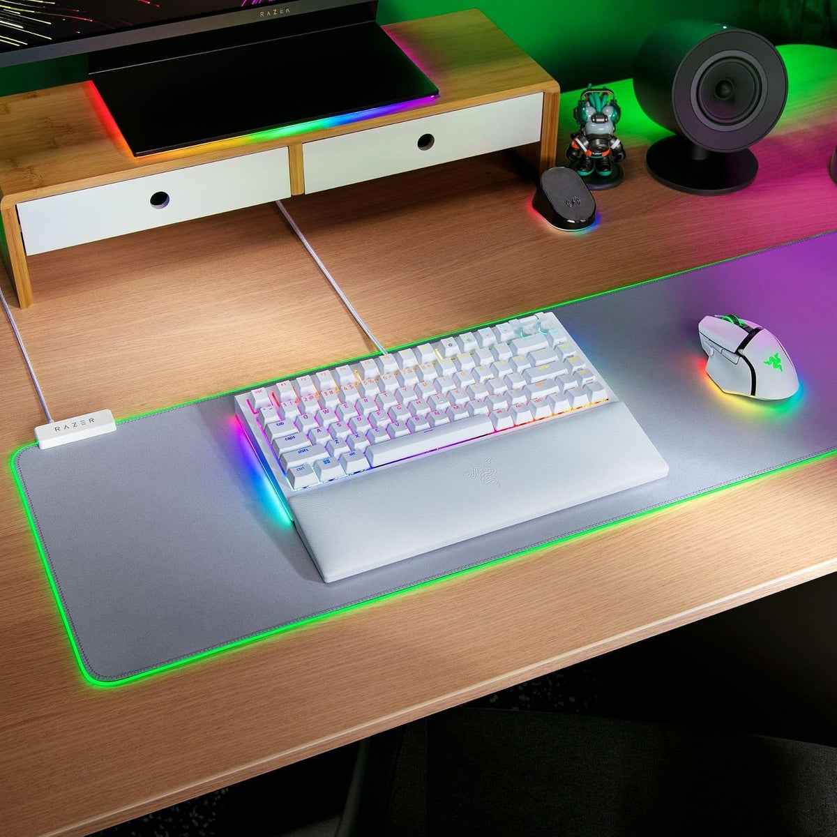 Razer V4 75% - Teclado mecánico Gaming Chroma RGB White Edition | Diseño intercambiable en caliente, compacto y duradero, Chroma RGB, MF Roller & Media Keys, cómodo reposamuñecas
