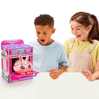 Cookeez Makery - Horno Mágico para Hornear, Peluche Sorpresa Aromático a Canela, Oven Playset Cinnamon Treatz Rosa - Set Interactivo con Masa, Moldes y Accesorios