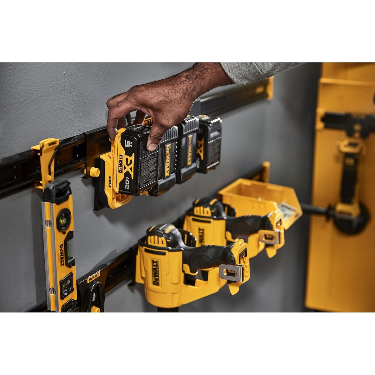 DEWALT - Organizador de batería con capacidad para hasta 4 baterías, riel de montaje, sistema de almacenamiento de taller compatible (DWST82819)