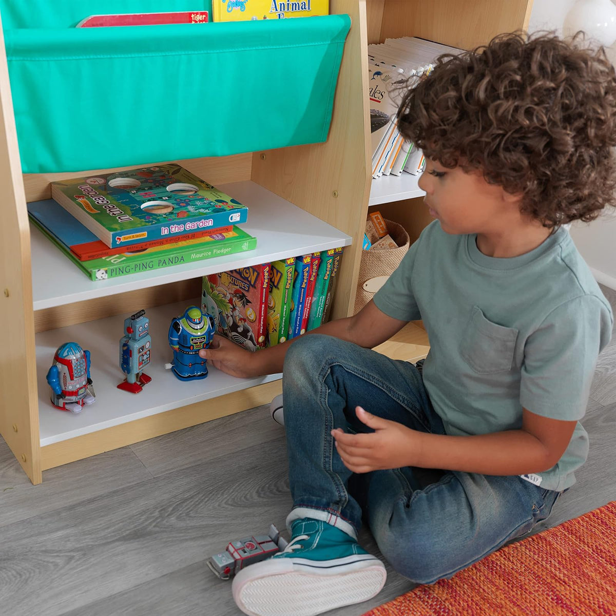 KidKraft - Estantería de Madera de Bolsillo con eslingas y estantes, Muebles para niños, Natural
