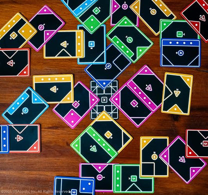 USAopoly TACTA Juego de Cartas, Estrategia Rápida y Divertida para 2 o más Jugadores, Edad Recomendada 8+