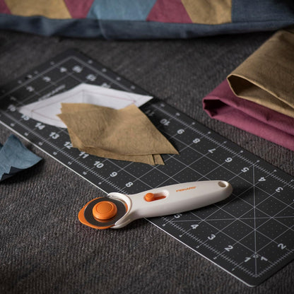 Fiskars - Cortador giratorio de 45 mm para tela, cortador de tela de acero premium que corta a través de múltiples capas, diestros y zurdos, fácil y seguro cambio de cuchillas, artes y manualidades,