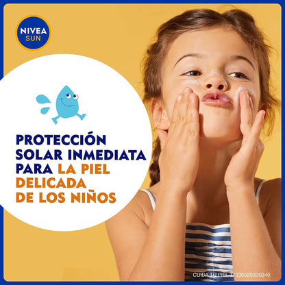 NIVEA SUN KIDS Protector Solar Corporal Protect & Sensitive (200 ml), Loción Solar en Spray No Grasosa ni Pegajosa Ideal para la Piel Sensible de los Niños Fps 50+ Resistente al Agua