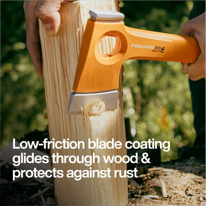 Fiskars X13 - Hacha de Senderismo Ultraligera, 33 cm, Hacha de Camping | Ultra afilado para cortar Kindling y Bushcraft, naranja de alta visibilidad, extremo llamativo para estacas de tienda de