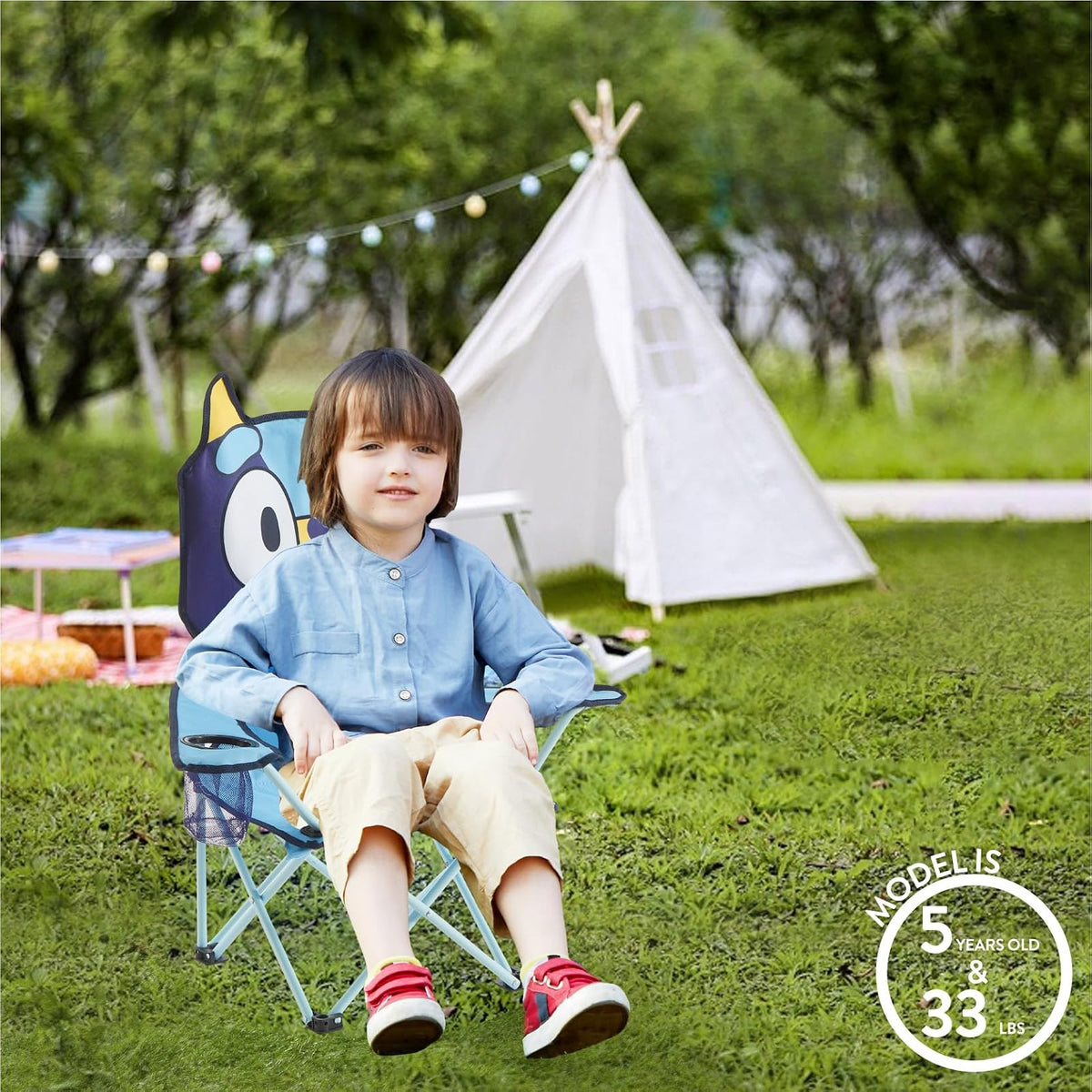Idea Nuova Bluey - Silla Plegable para niños, Silla portátil para Exterior/Interior con Bolsa de Transporte, Soporte para Vasos, Respaldo Alto, Ligera y Duradera para Mayores de 3 años