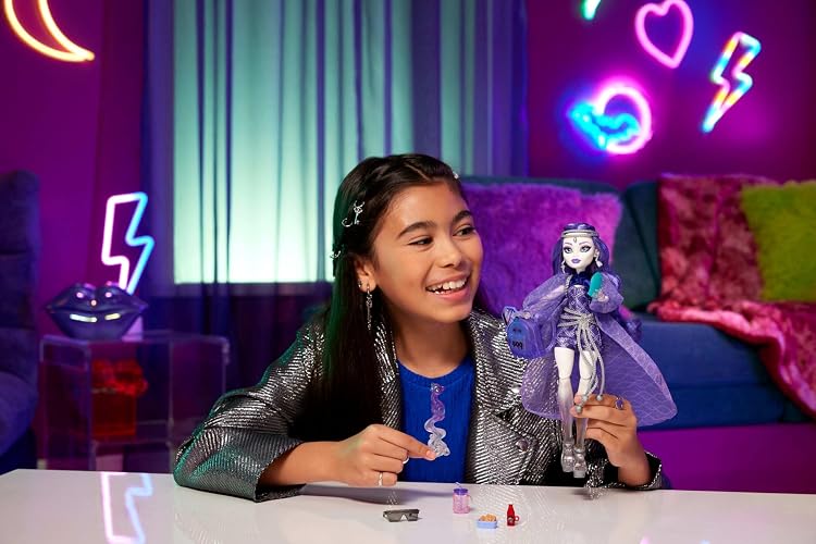 Monster High Muñeca Spectra para niñas de 4 años en adelante | Ghost in Purple Clothes, incluye Pet Ferret Rhuen, 7 accesorios como mochila, tableta, aperitivos y más