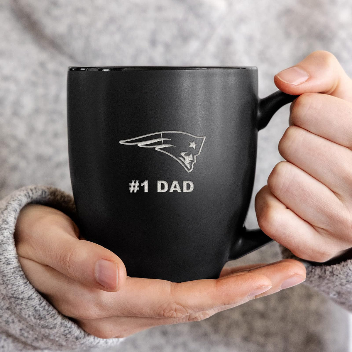 Rico Industries NFL Football New England Patriots #1 Dad - Taza de cerámica negra mate grabada con láser, para bebidas calientes o frías