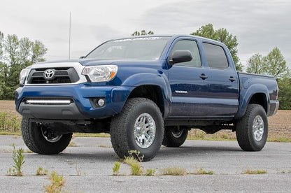 Rough Country Kit de nivelación de 2 pulgadas para Toyota Tacoma 05-23 | Rojo anodizado - 744RED