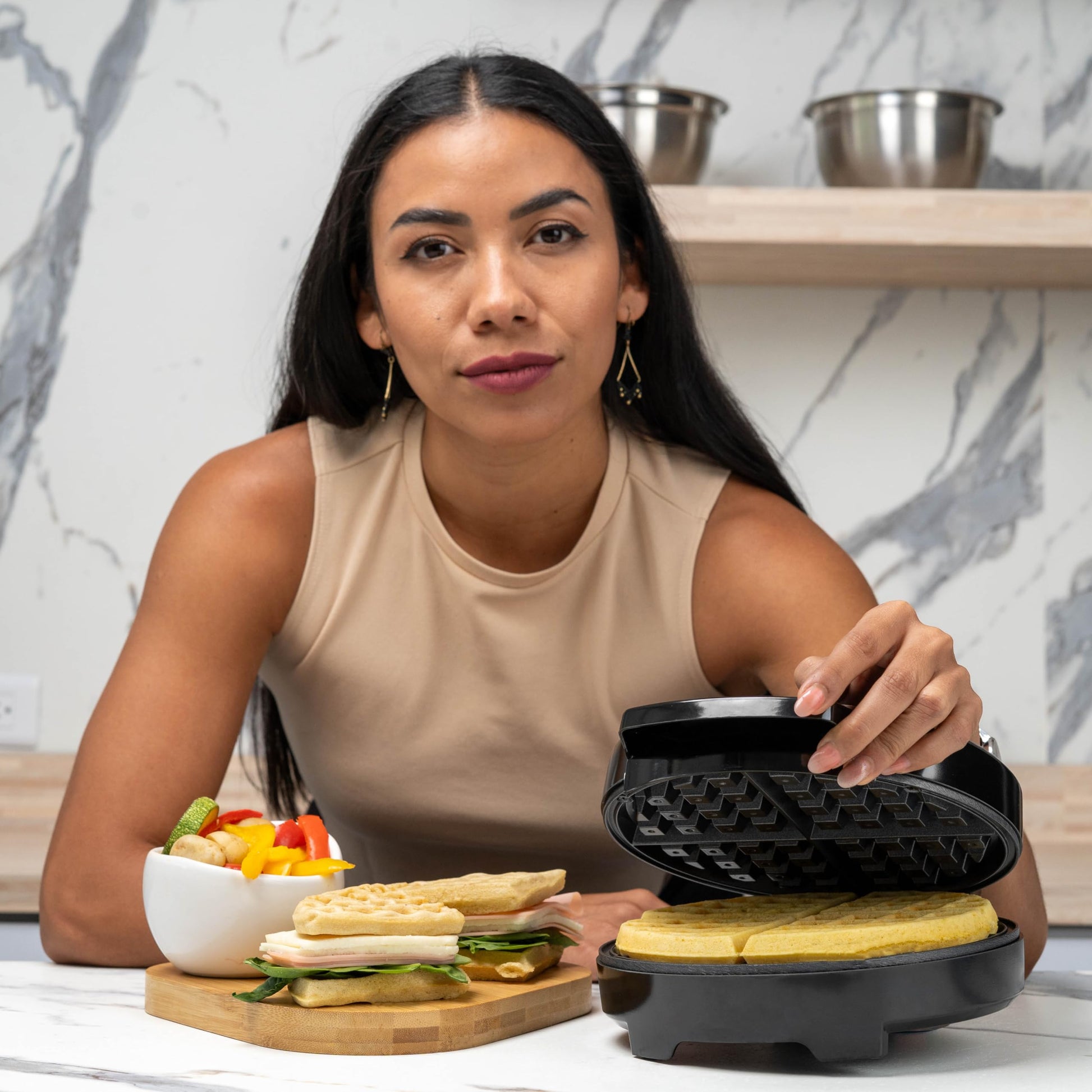 Hukën x MasterChef | Wafflera Belga Eléctrica Flash Cook Redonda | Calentamiento Rápido y Uniforme | Temperatura Automática | Antiadherente de Alto Nivel | Luces Indicadoras | Color Negro