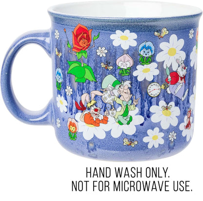 Silver Buffalo Disney Alicia en el país de las maravillas con gato Cheshire, sombrerero loco, conejo blanco y más esmaltado reactivo, taza de cerámica campista de 20 onzas