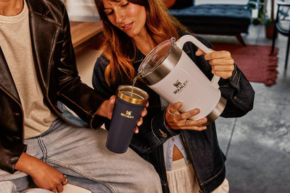 Stanley Stay-Chill Jarra de 64 onzas | Jarra de agua fría, cerveza y bebida con tapa, contenedor de bebidas duradero de gran capacidad con asa, acero inoxidable aislado, sin BPA, negro 2.0