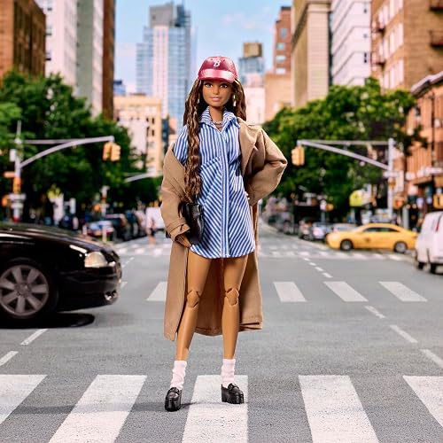 Barbie Signature Muñeca De Colección Style New York, Moda con Atuendo Urbano Inspirado En Nueva York, Edición Fashion para Niñas De 6 Años En Adelante