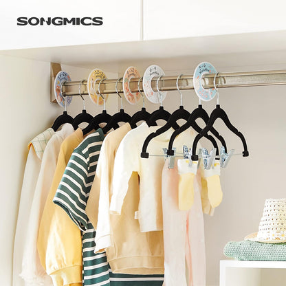 SONGMICS - Paquete de 30 Perchas para Pantalones de bebé con Clips, Perchas para niños con 6 divisores de Ropa, Colgador Antideslizante para niños, Color Negro UCRF013B30