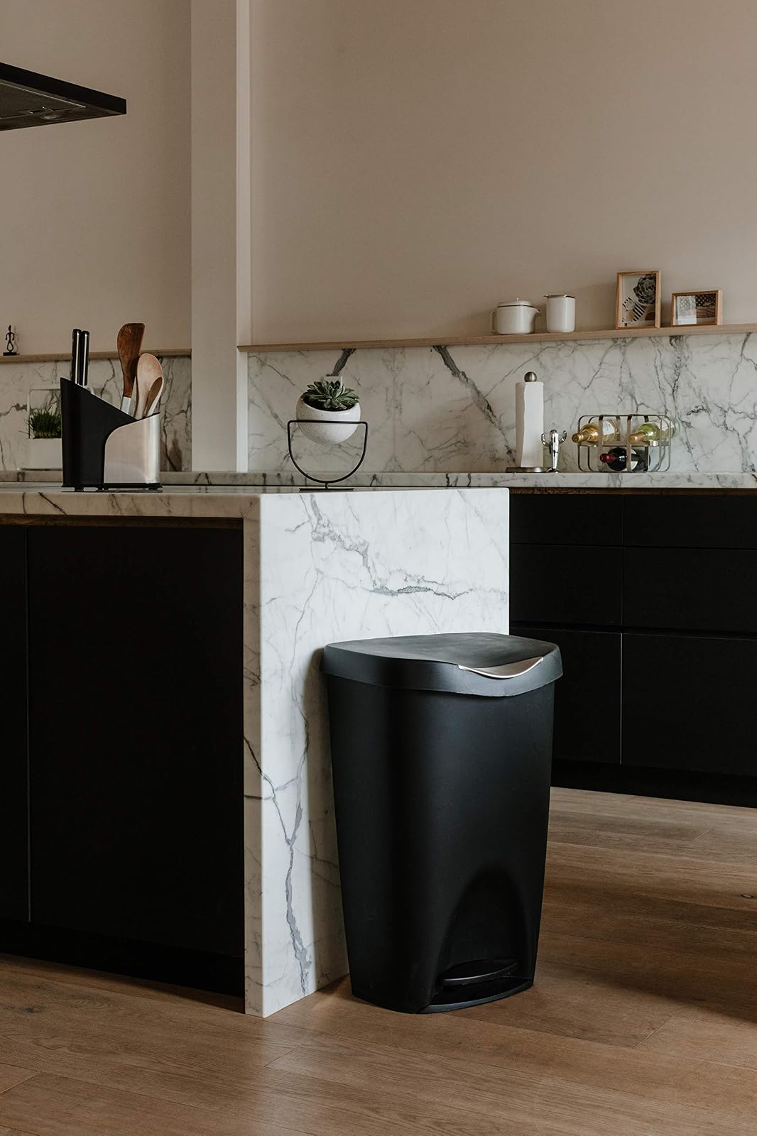 Umbra Brim Bote de Basura Moderno Grande con Tapa para Cocina y Baño, 50L, Negro