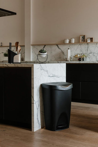 Umbra Brim Bote de Basura Moderno Grande con Tapa para Cocina y Baño, 50L, Negro
