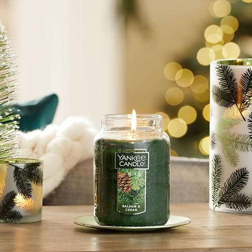 Yankee Candle - Vela clásica de 22 onzas con Aroma a bálsamo y Cedro, con Aroma a Cedro Grande, más de 110 Horas de combustión, Regalo Ideal para día Festivo