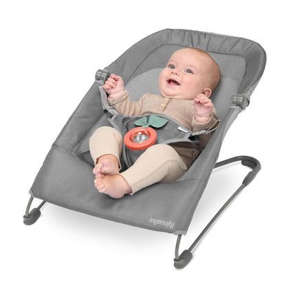 Ingenuity Bouncer Silla Mecedora Plegable para Bebé, Vibraciones relajantes, Arnés de 3 puntos, sonajero extraíble, Unisex, Color gris, de 0 meses hasta 9 kg