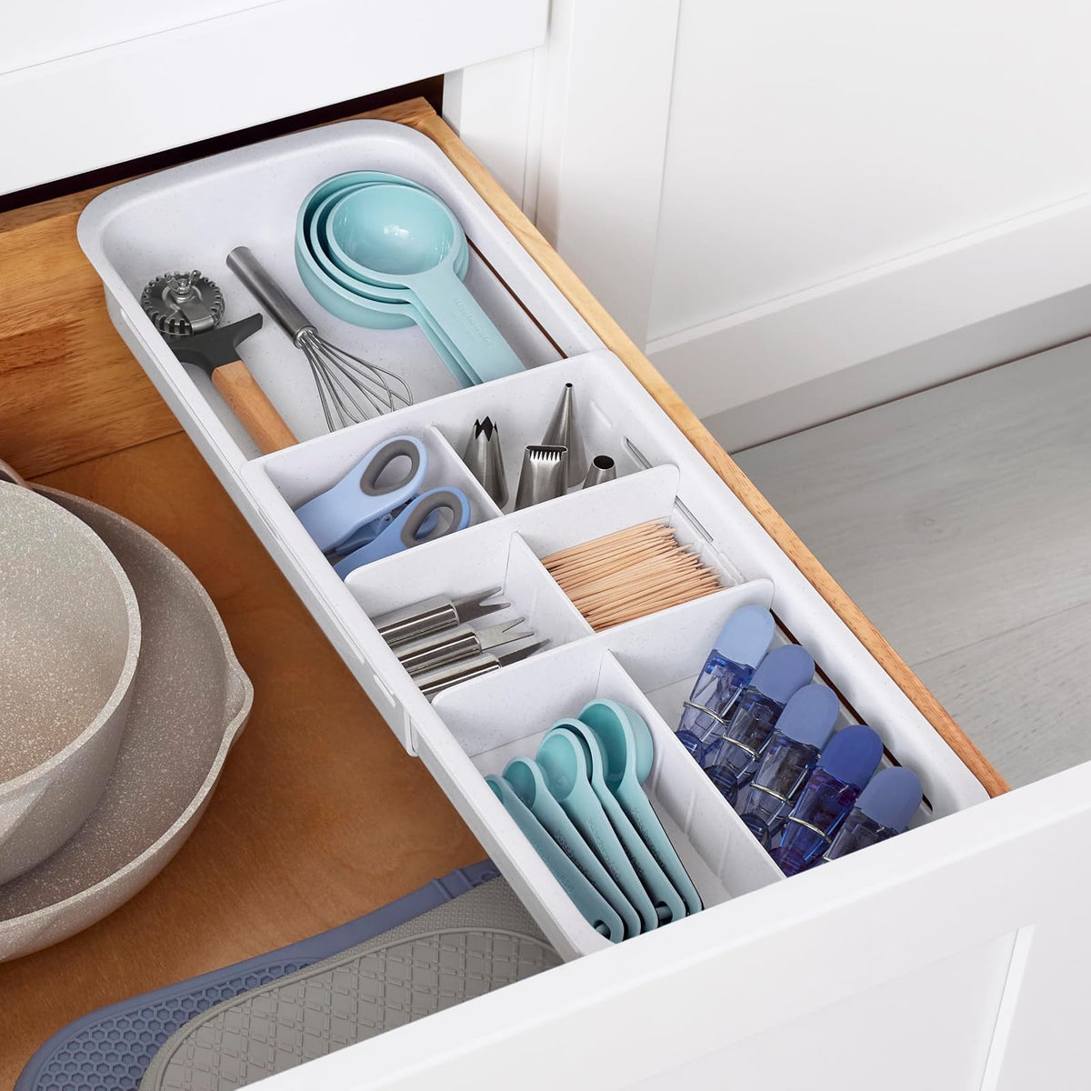 YouCopia DrawerFit - Bandeja deslizante para cajones con divisores ajustables, organizador de almacenamiento de cocina ampliable, color blanco moteado
