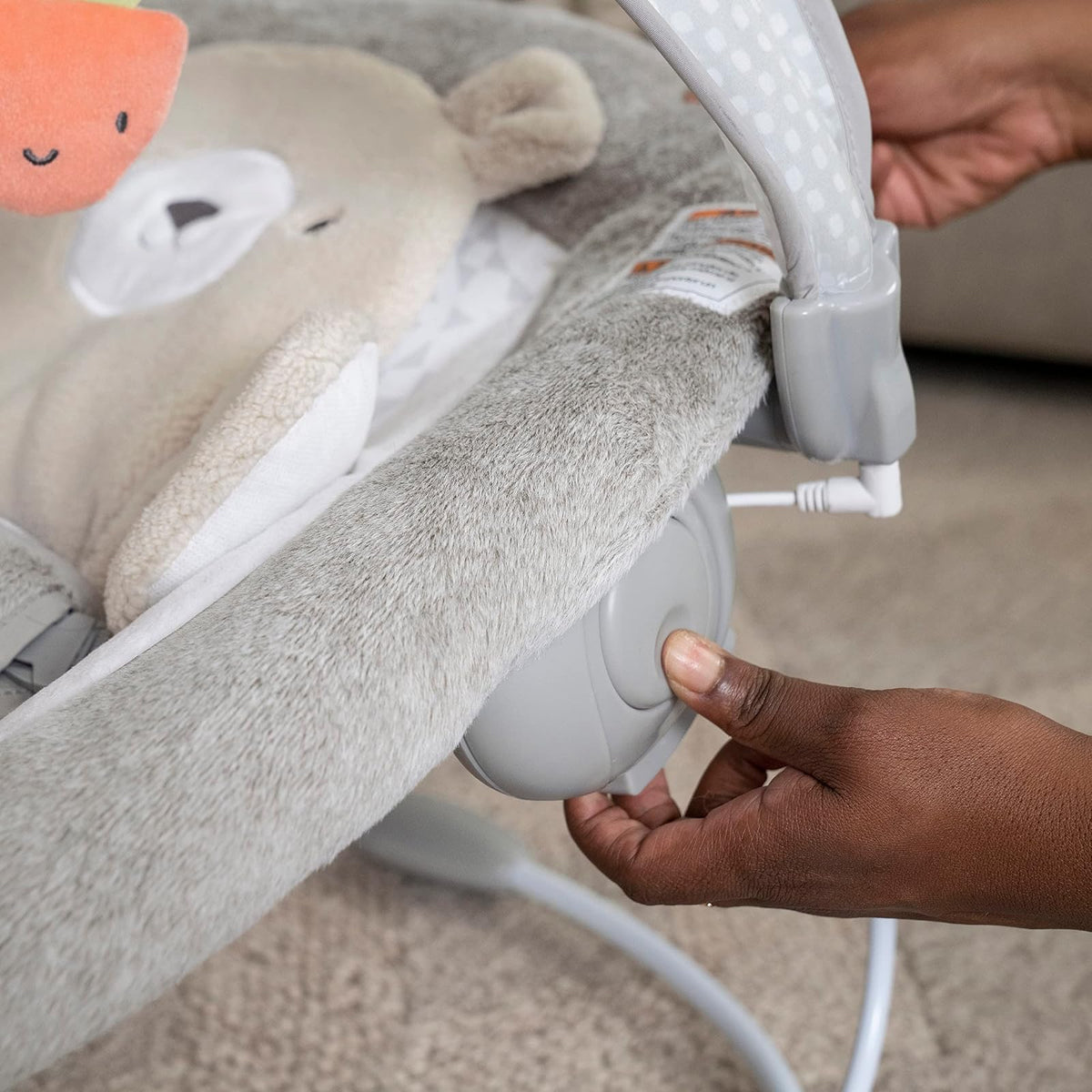 Ingenuity Mecedora con Barra de Juegos con Felpa para Bebés