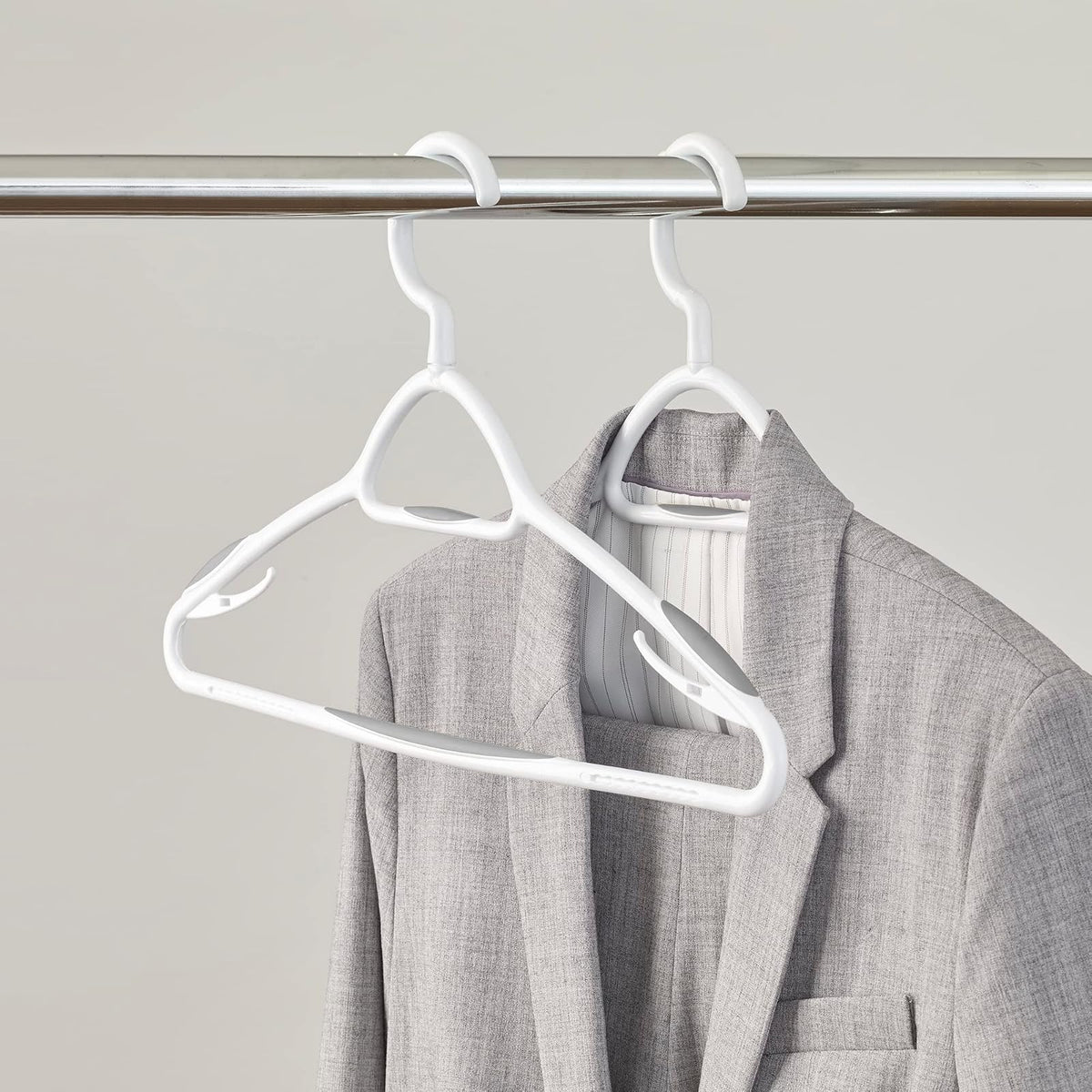 neatfreak - Juego de 5 Perchas Antideslizantes de Lujo - Perchas Que ahorran Espacio para Ropa, Pantalones, Chaquetas y Camisa, Paquete de 5, Blanco/Gris