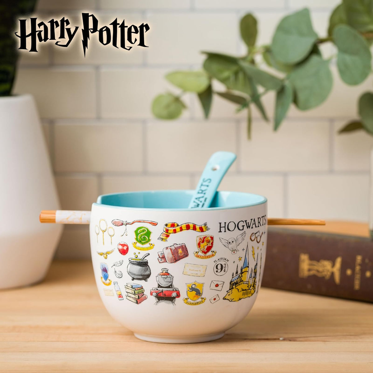 Silver Buffalo Harry Potter Hogwarts Destination - tazón de cerámica de ramen de 20 onzas con palillos y cuchara
