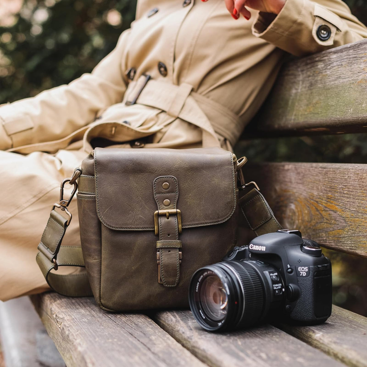 MegaGear Torres Mini MG1701 Para cámaras sin espejo, instantáneas y DSLR - Bolsa bandolera de cuero auténtico - Olive