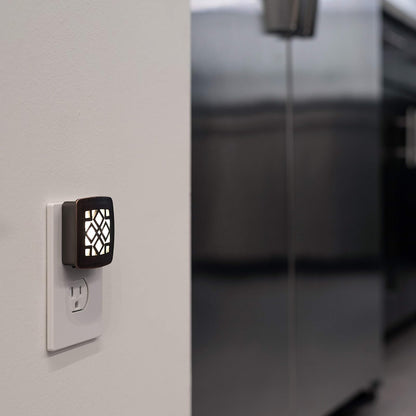 GE Luz de noche LED de bronce frotado con aceite, enchufable, del atardecer al amanecer, listada en UL, decoración del hogar, ideal para dormitorio, guardería, baño, cocina, pasillo, 25436