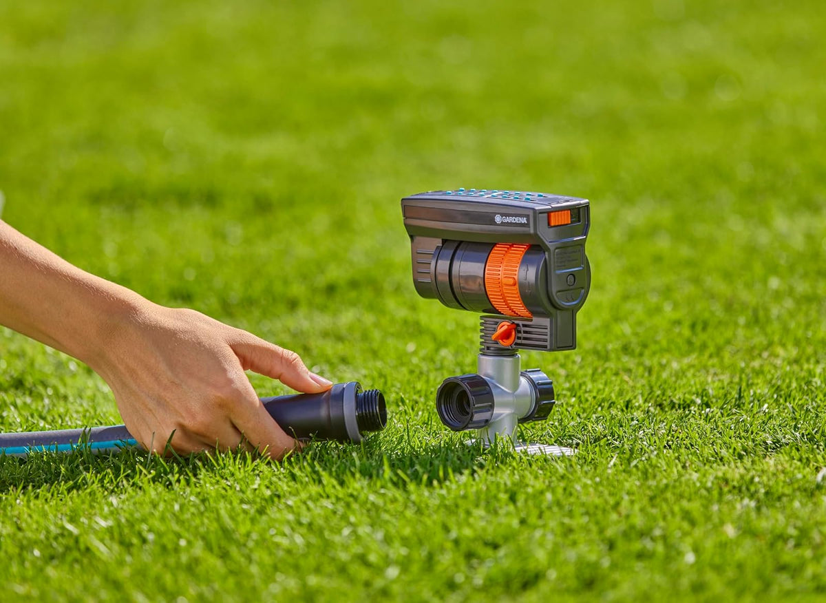 GARDENA 20575 | Hasta 2300 pies cuadrados - ZoomMaxx Aspersor oscilante ajustable en el escalón de metal para riego de césped de gran área con roscas de manguera de EE. UU., patio y jardín. Gardena
