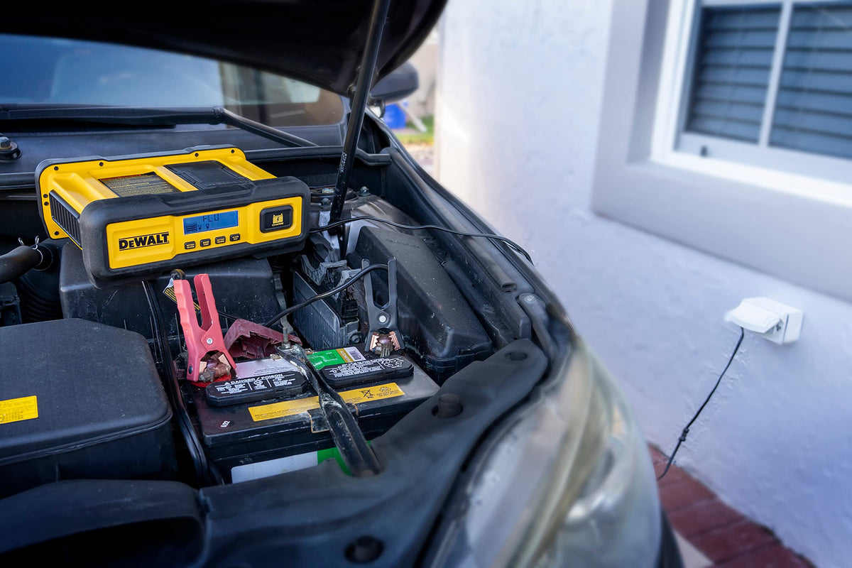 DEWALT DXAEC100 Cargador de batería Profesional de 30 amperios y mantenedor de 3 amperios con Arranque del Motor de 100 amperios