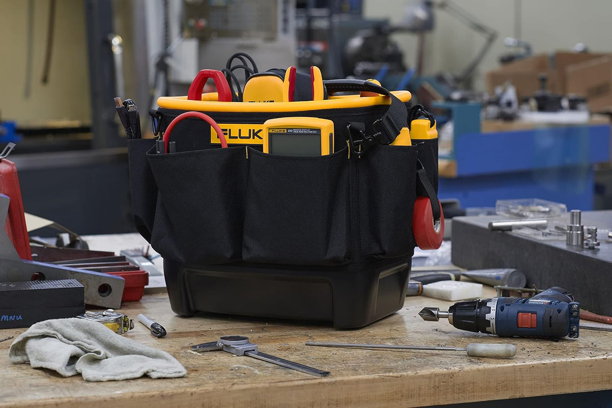 Bolsa Organizadora Profesional Fluke TB25 Cubo Rígido 5.2 Gal (≈20 l) 28 Bolsillos Fondo impermeable y Cuerpo de Poliéster 600D Ideal para Herramientas de Campo