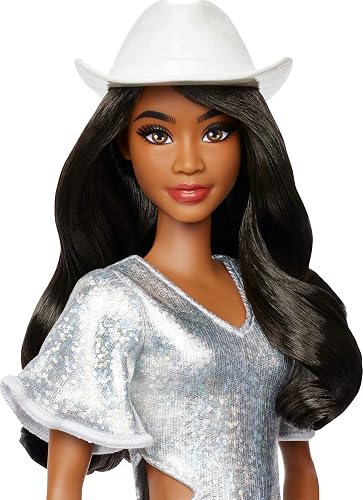Muñeca Barbie Fashionistas #239 con cabello negro con flecos plateados con accesorios occidentales como sombrero de vaquero blanco y botas, HYT95