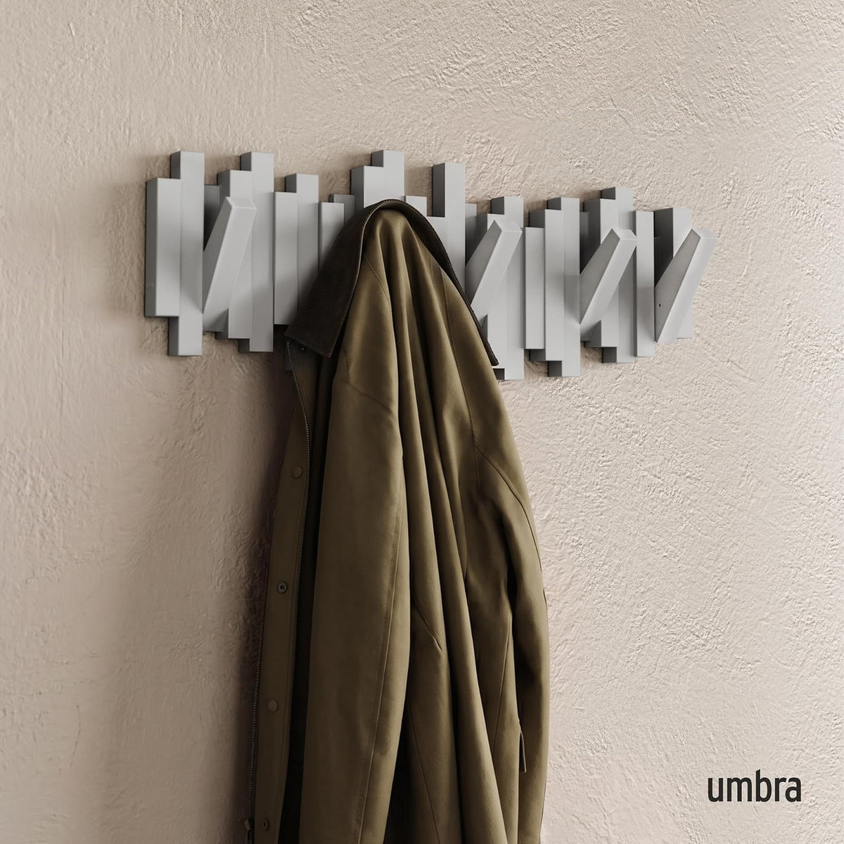 Umbra Sticks perchero de pared con gancho de riel y 5 clavijas retráctiles – Organizador de almacenamiento moderno que ahorra espacio, gris