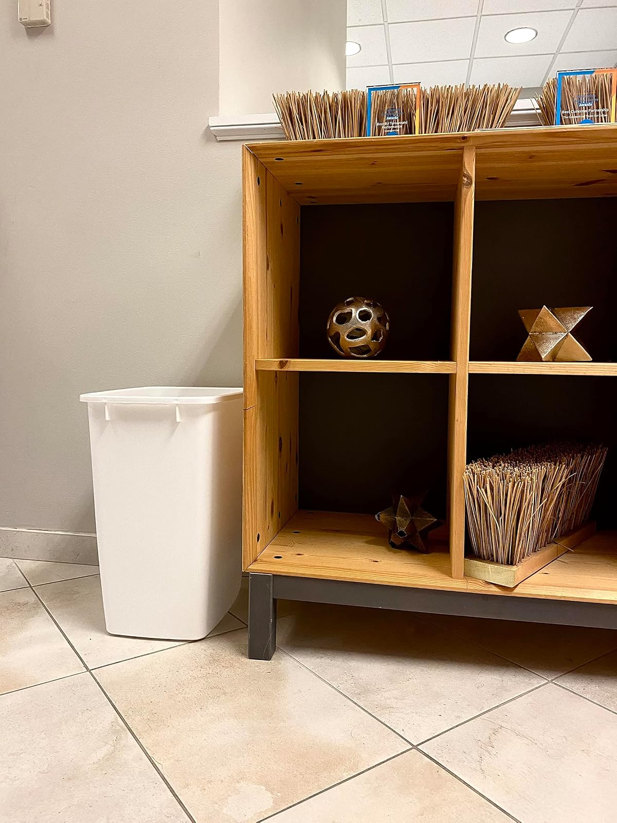 Rubbermaid - Bote de basura pequeño para cocina y baño, cesta de basura debajo del fregadero, plástico, blanco, 9 galones, 1 unidad (paquete de 1)