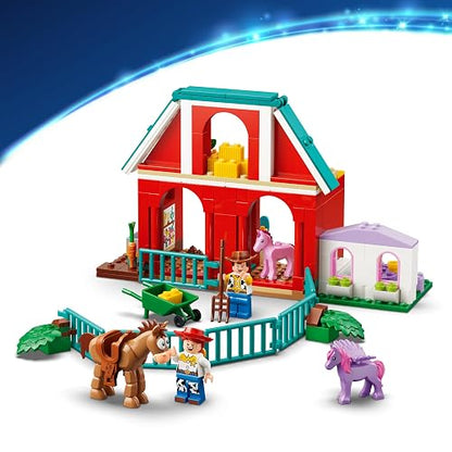 LEGO | Disney y Pixar Toy Story 5 Rancho Ecuestre de Blaze – Set de Construcción de Juguetes – Juego con Caballeriza Construible, Woody y Jessie para Niñas y Niños – 43304