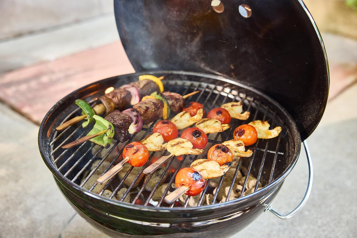 Weber Smokey Joe 14" Asador de carbón – Parrilla de carbón portátil compacta con cerradura de tapa Tuck‑N‑Carry® y acabado duradero de porcelana esmaltada para cocinar al aire libre