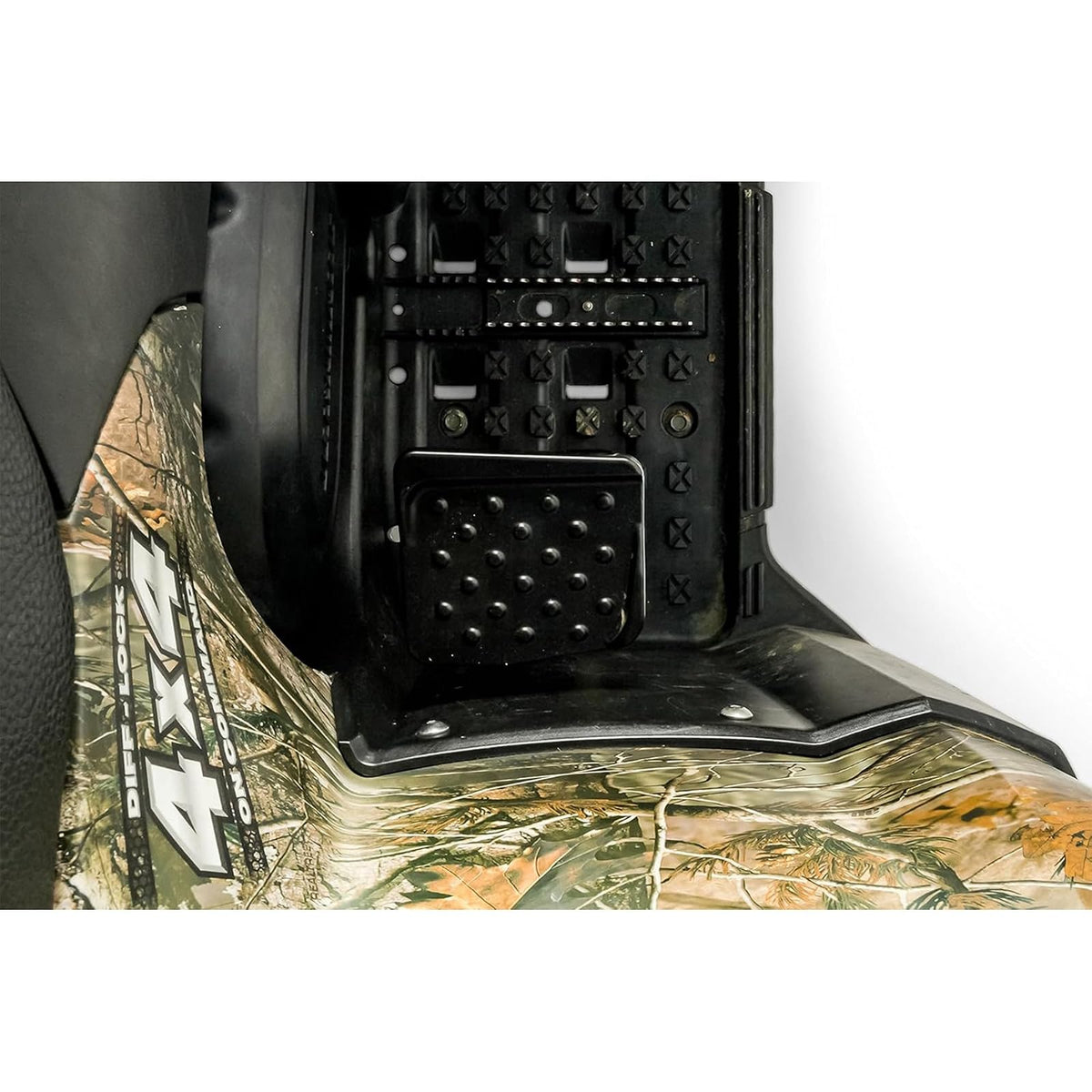 Pedestal Trasero para Tumbona Black Boar ATV – Diseño Duradero de Aluminio Fundido Recubierto de Polvo y Superficie Perforada para un Agarre Firme del pie, se Monta en la mayoría de estribos de ATV,