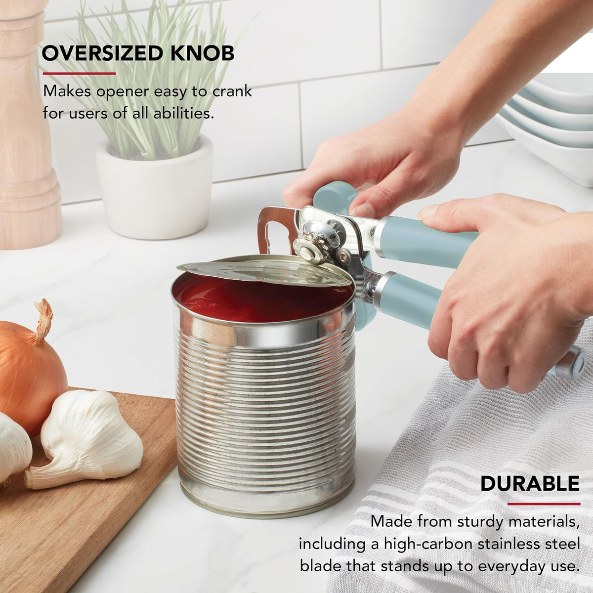 KitchenAid - Abrelatas y abrebotellas multifunción clásico fácil de usar, rueda de corte de acero inoxidable afilada, asas ergonómicas suaves, agua mineral