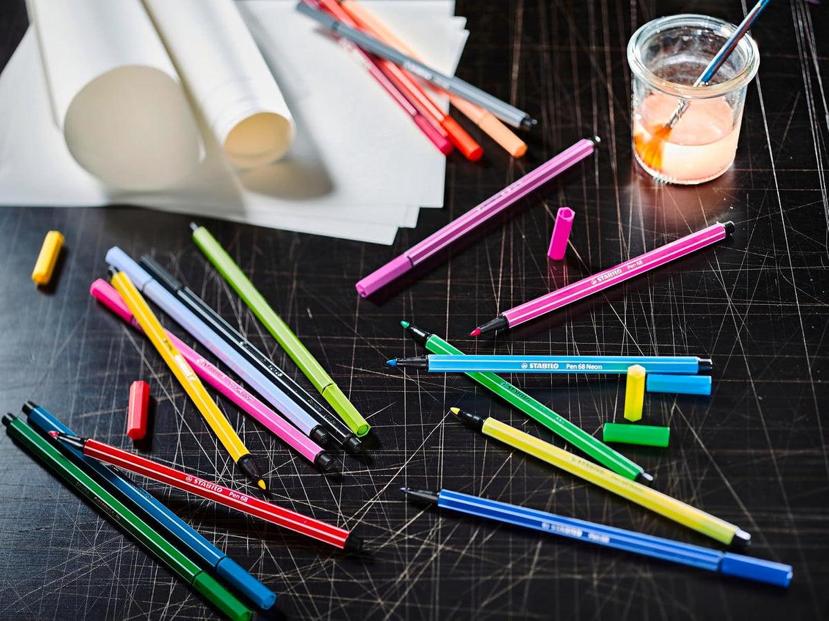 STABILO Pen 68 ARTY – Pack de 65 Rotuladores Premium Punta Fina 1 mm, Tinta Base Agua | Colores Intensos y Fluorescentes | Ideal para Arte, Bullet Journal y Scrapbooking