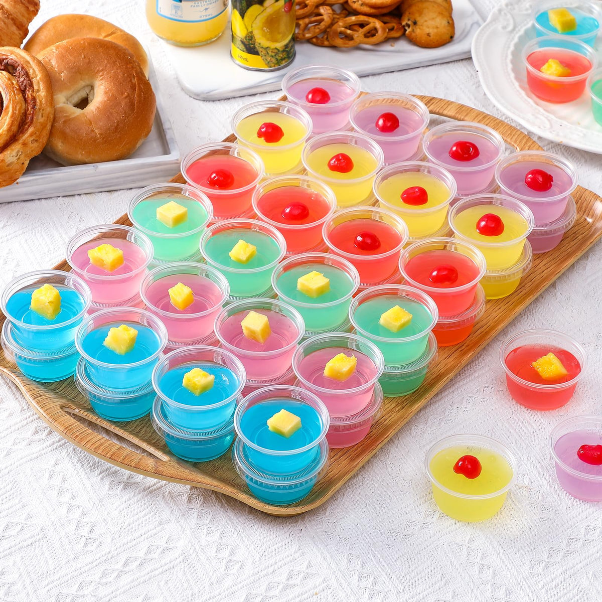 AOZITA Tazas de Chupito de Gelatina de 2 Onzas 60 Juegos | Plástico pequeño con tapa, hermético, apilable, transparente, 60 piezas, 2 oz cada una