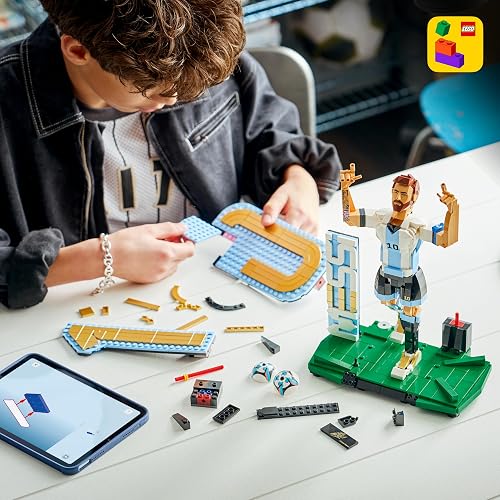 Lego Editions Lionel Messi: Leyenda del Futbol – Set de Construcción – Decoración Coleccionable Inspirada en el Futbol – Set de Exhibición – Regalo para Niños y Niñas – 43015