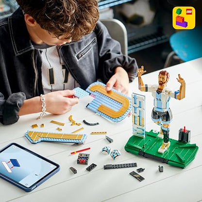Lego Editions Lionel Messi: Leyenda del Futbol – Set de Construcción – Decoración Coleccionable Inspirada en el Futbol – Set de Exhibición – Regalo para Niños y Niñas – 43015