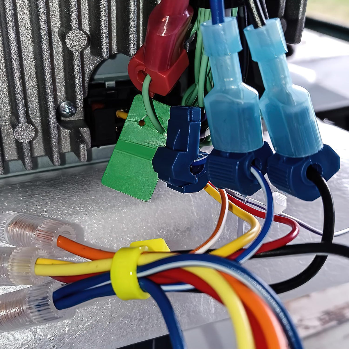 Nilight 120 pares/60 pares de terminales de cable de desconexión rápida de empalme, conectores de pala en T, color azul, 16-14 AWG macho hembra totalmente aislado, kit de crimpado autosuperable | Conectores de pala 16-14 AWG macho hembra totalmente aislad