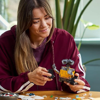 LEGO Disney y Pixar Wall-E y Eve - Model Kit de Construcción para Adultos, Años 18+ - Regalo para Fans, Mujeres y Hombres - Decoración para Estante - 43279