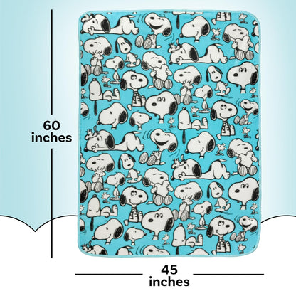 Silver Buffalo Peanuts Snoopy Multi Pose Expression - Manta de Forro Polar de 45 x 60 Pulgadas, Suave y acogedora, 180 g/m²