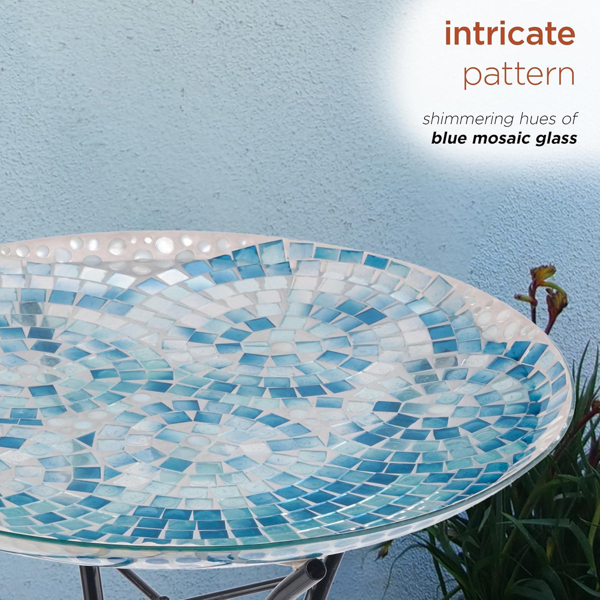Alpine Corporation Tazón de Vidrio para Baño de Pájaros de Estilo Mosaico de 24" de Altura para Exteriores con Soporte de Metal, Azul