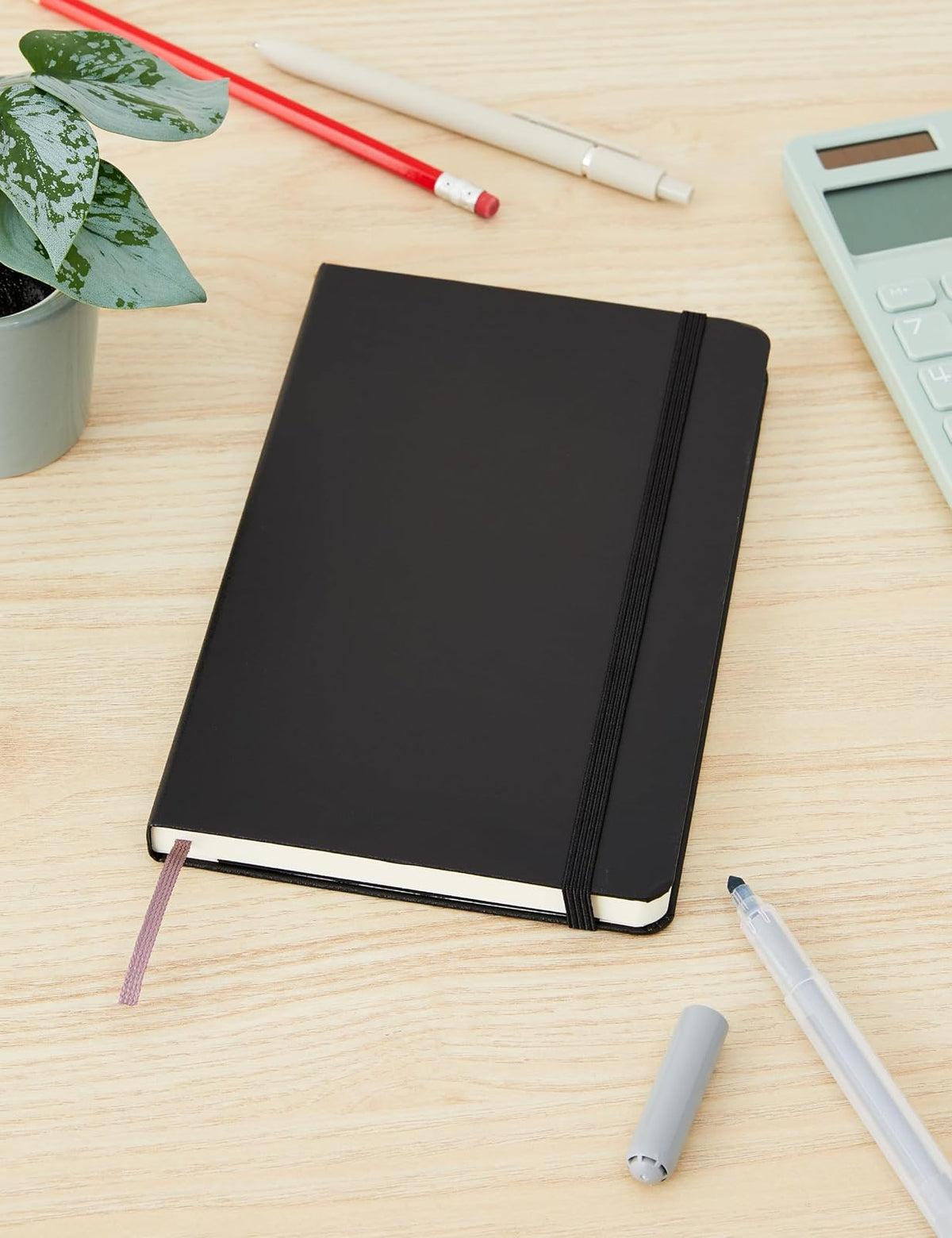 Moleskine Libreta Clásica Grande Negra de Hoja Rayada y Pasta Dura | Cuaderno grande de 5 x 21 cm con 240 páginas rayadas para diario, toma de notas, planificación y escritura diaria.